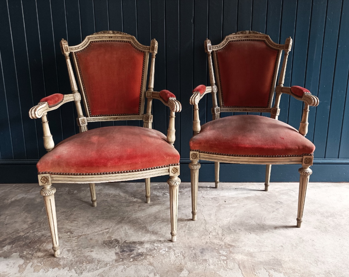 Pair of French Painted Bergère Dining Arm Chairs. (1).jpg